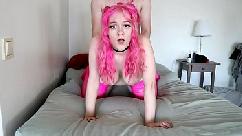 Nena linda con cabello rosado ama las pollas grandes