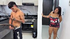 Mi madrastra me deja correrme en su culo a camibio de no contarle a nadie que soy un adicto a los videos xxx